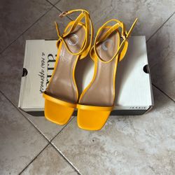 YELLOW HEELS SUNFLOWER COLOR SIZE 8