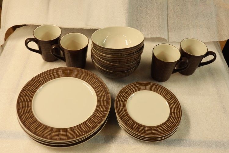 Slightly Used Pfaltzgraff 16-Piece Dinnerware Set(Shadow Box Latte)