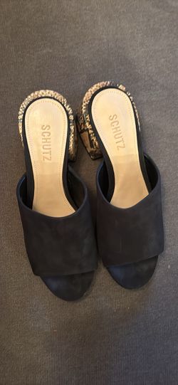 Sandalias Marca SCHUTZ Hechas En Brazil. #39 Con Diseño De Mule De Gamuza Negra Y Tacón De Estampado De Serpiente Nuevas