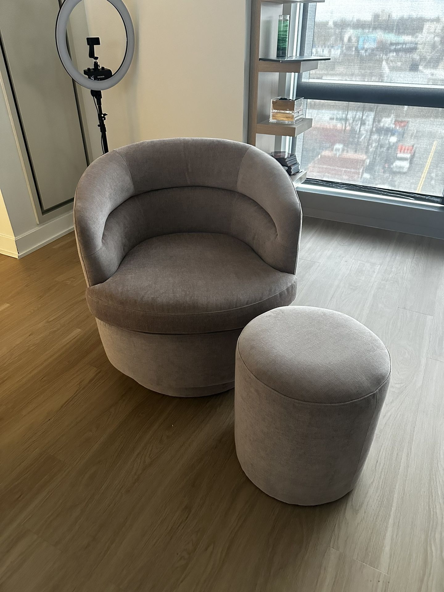 Viv Swivel Chair