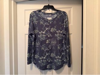 Peace & Pearls waffle knit tunic features a blue blurred floral pattern and a hi-low hem