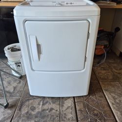$400 - White Electric Dryer - Insigna 6.7cu. ft 