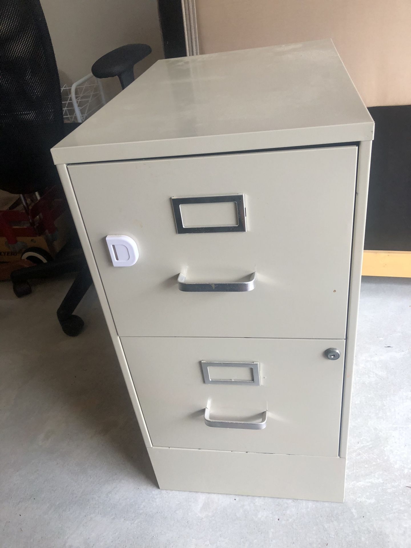 2-drawer file cabinet(no key available)
