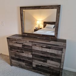 Bedroom dresser With Mirror