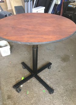 Round folding table