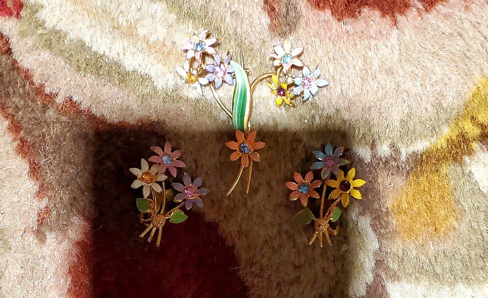 Vintage 1940s Brooch And Matching Earrings Very Beautiful