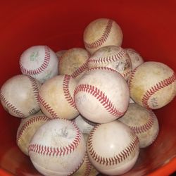 BASEBALL ⚾⚾⚾ BASEBALLS 44 for Only 120!! Betta Hurry 😜😁