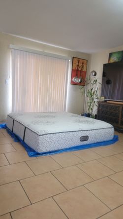 HIGH QUALITY KING SIZE BEAUTYREST LEGEND MATTRESS FOR SUPPORT! IN GREAT CONDITION, FREE DELIVERY