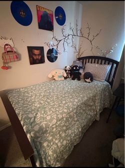 Twin size 2 🛌 With box spring and mattress