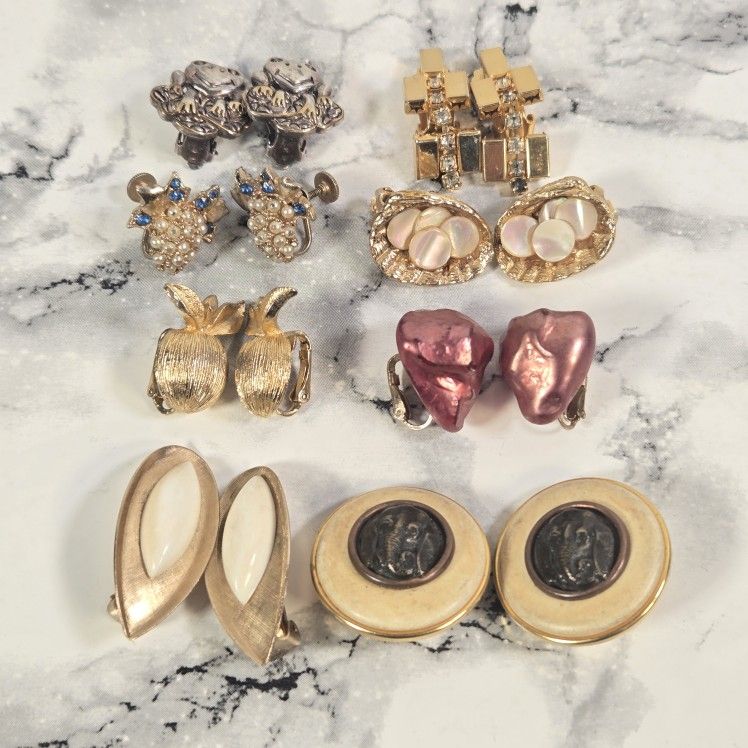 8 Pairs Of Vintage Gold Tone Vogue Napier Sarah Coventry ART Clip On Earring Lot