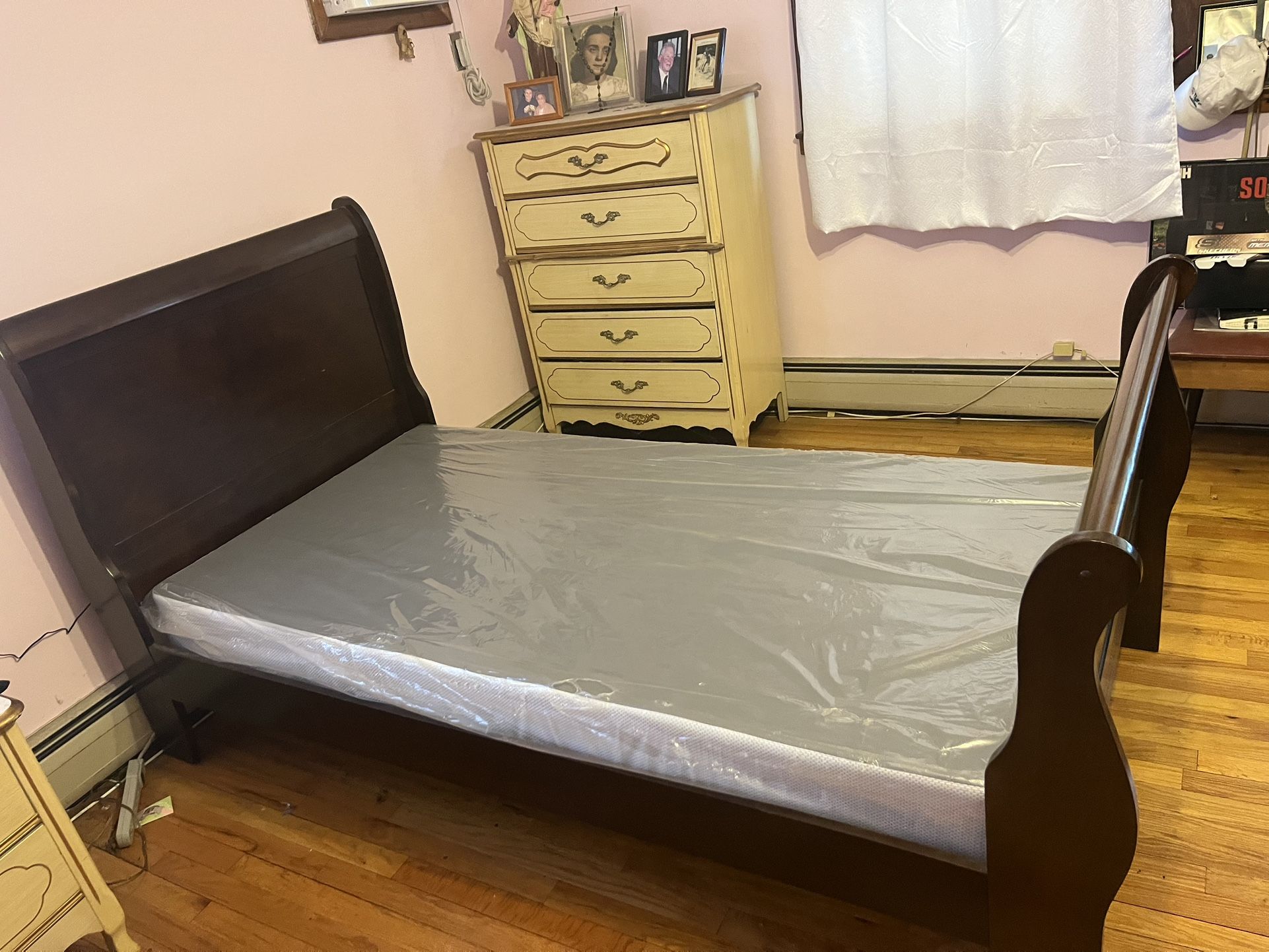 Twin Oak Bedframe & box spring