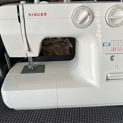 Singer Sewing Machine Like New
