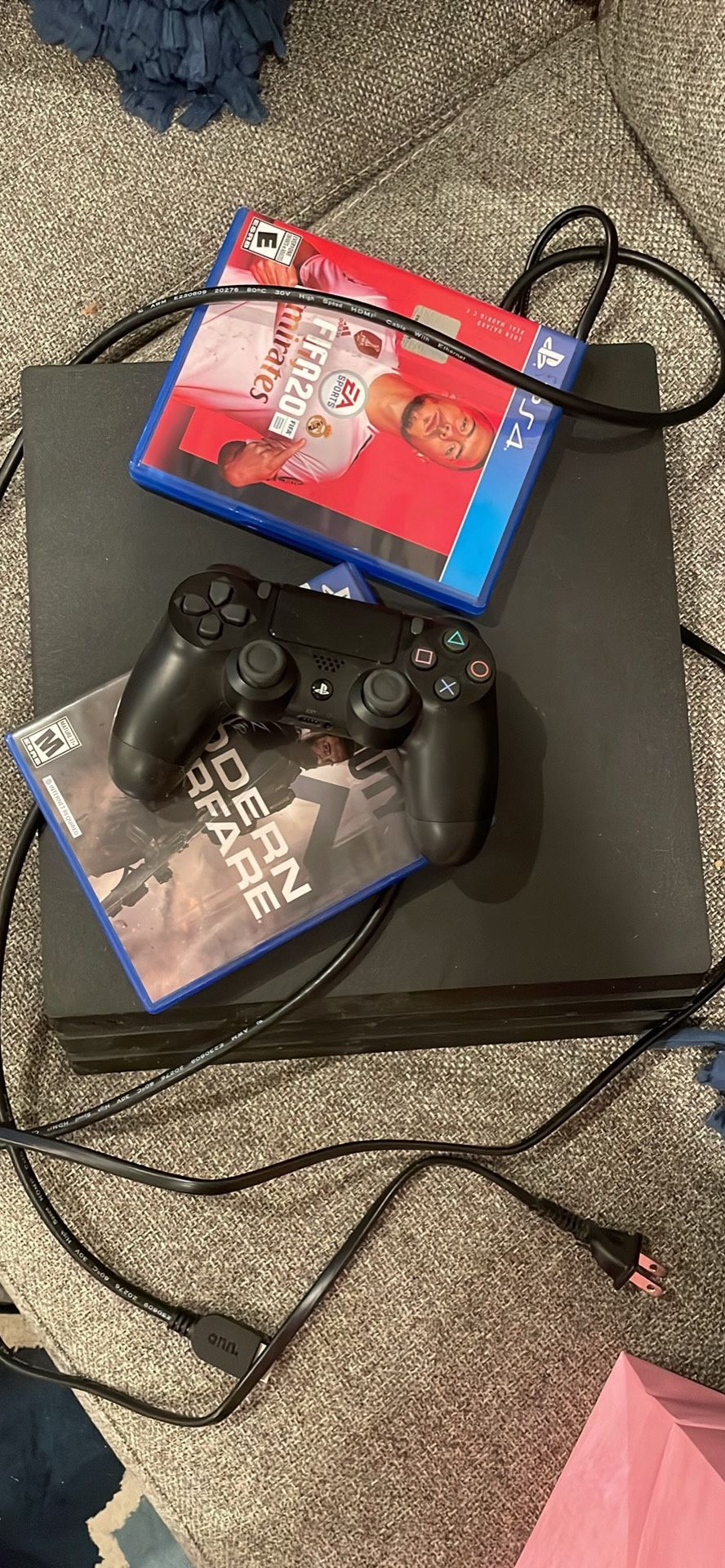 PS4 PRO 1 TB + Fifa + Call Of Duty + Controller