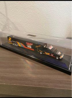 Rusty Wallace / Miller Genuine Draft 1:64-scale dually with show trailer