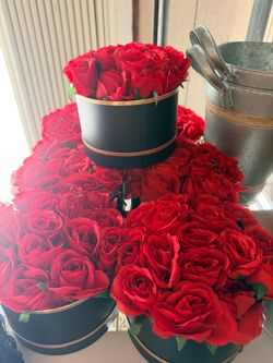 Party items (flowers and curtains)