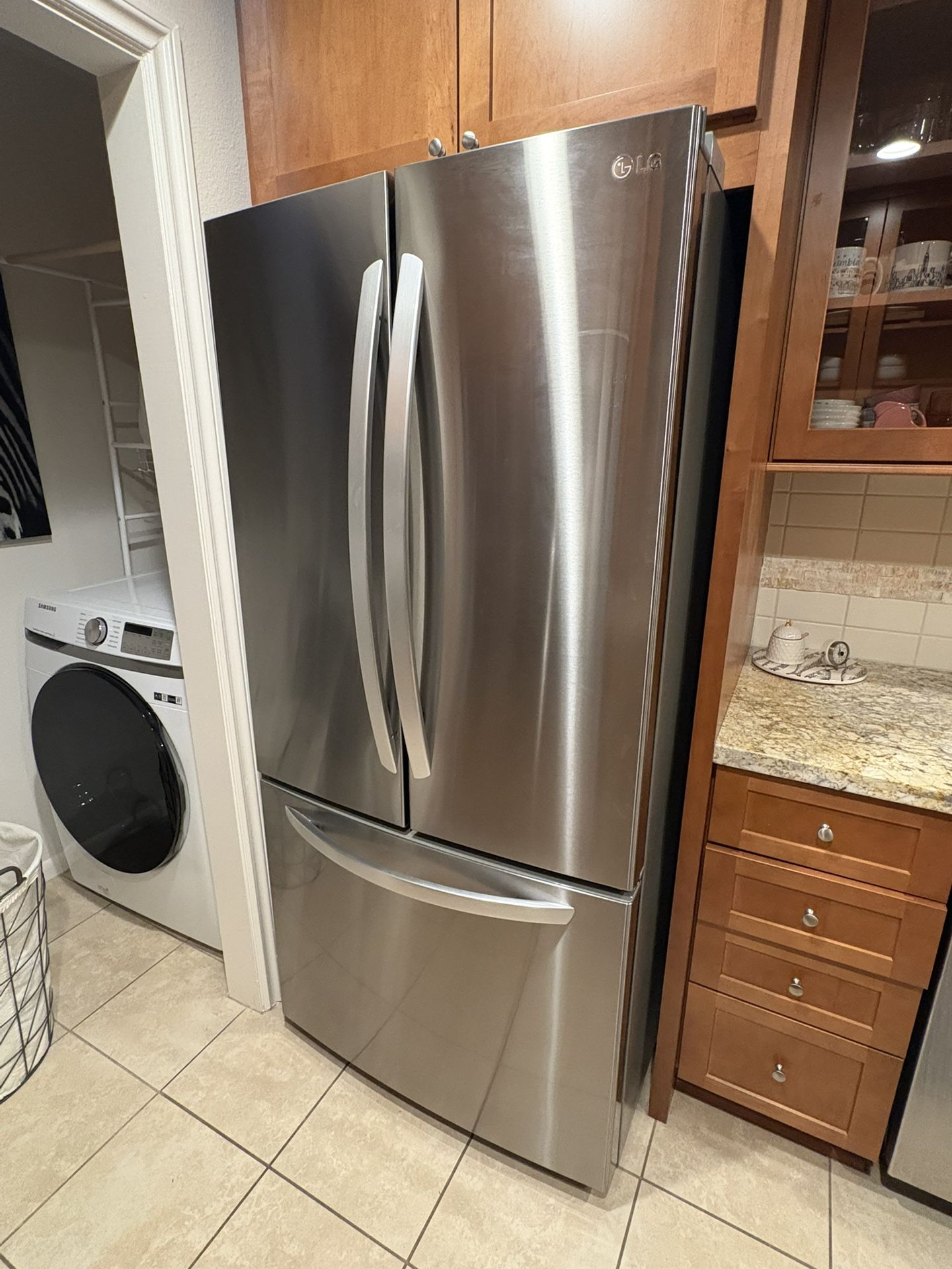 LG REFRIGERATOR W/ FRENCH DOORS