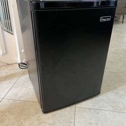 Mini Fridge 2.6 cu. ft