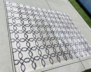 Area Rug 7’10”x10’10”