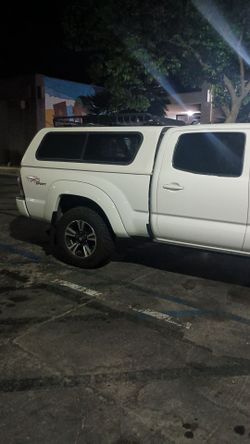 Camper shell Topper Snug Top, for Toyota Tacoma long bed, fits perfectly, original fit for 2005-2015, very nice Rack on top
