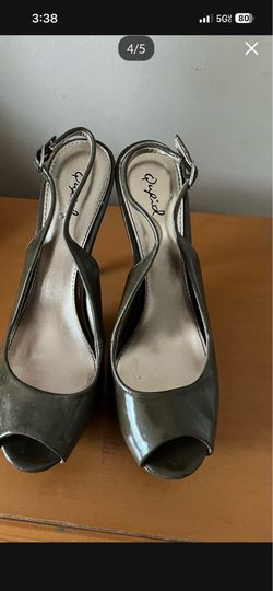 There very nice shoes the size is 8.5 The color is Gray