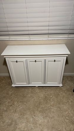 Laundry hamper cabinet