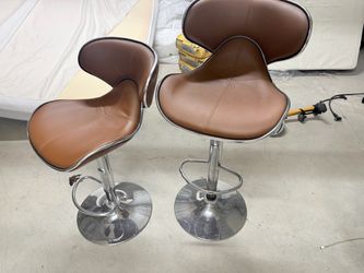 2 Bar stools (spinning + adjustable)