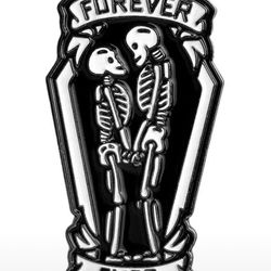 New - Enamel Pin / Brooch - Macabre Skeleton Lovers 