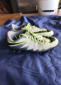 Youth soccer cleats