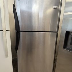 Fridgidaire Apartment Size Refrigerator 