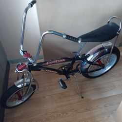 Very Cool Schwinn Manta Ray Stingray Rare Collectable  Just As Fun To Ride As It Is To  Display .