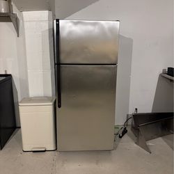 GE STAINLESS STEEL REFRIGERATOR TOP FREEZER