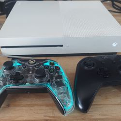 Xbox One S 1TB Two Controllers 