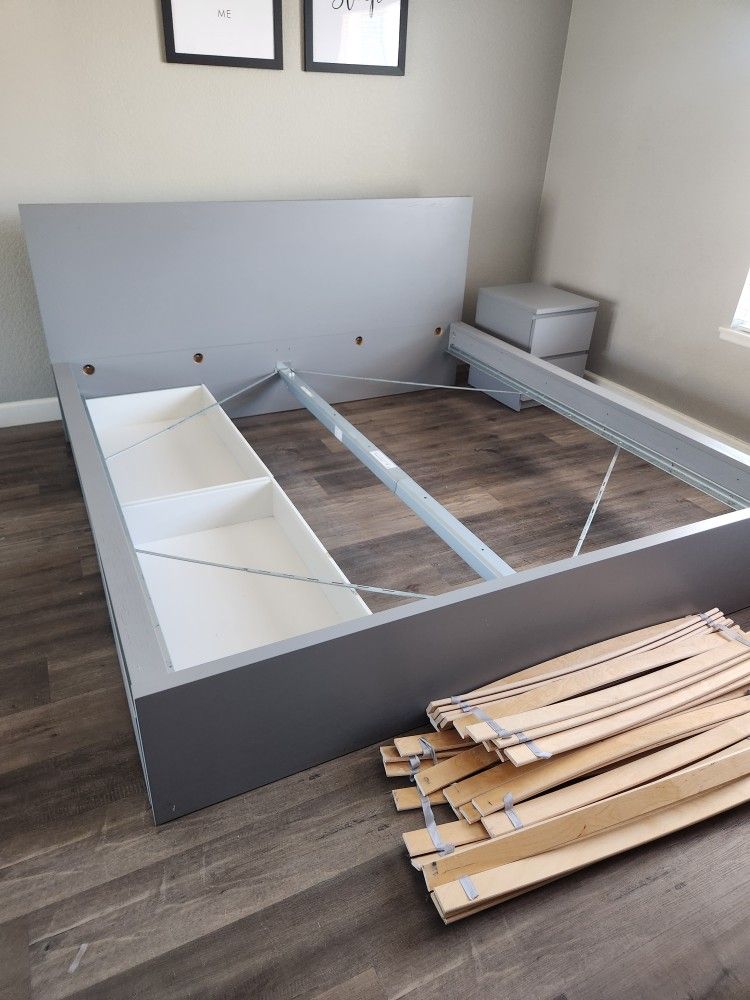 King Bed Frame With End Table & 6 Dresser Drawer