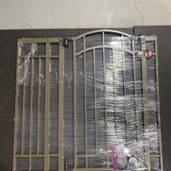 🚪 Heavy-Duty Metal Walk-Through Gate – 35”W x 34”H Sturdy metal security gate with arched walk-through door. Great for pets or child-proofing wide op