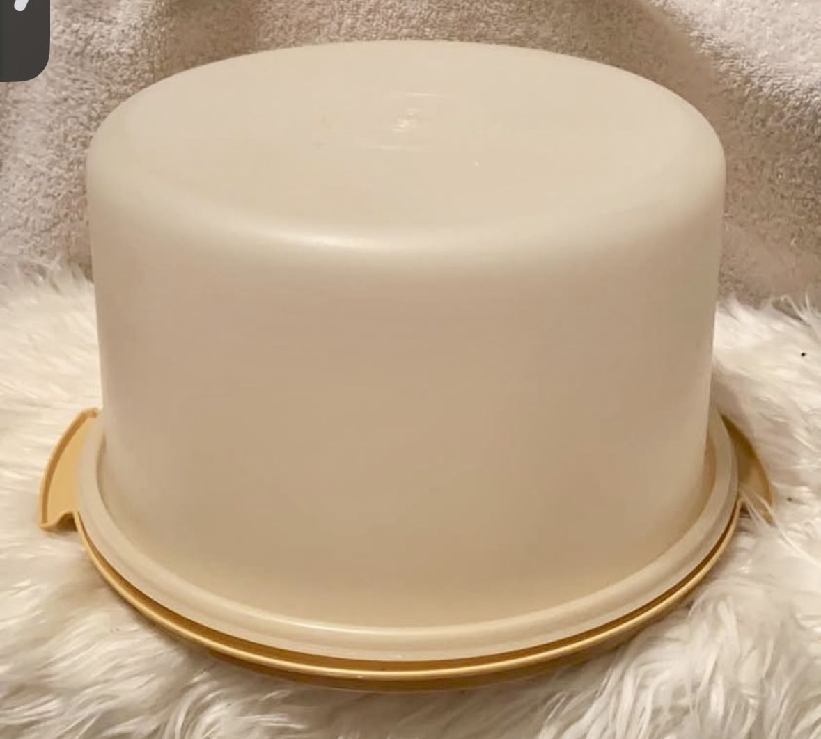 Vintage Tupperware cake keeper