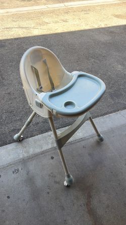 Minimalist high chair