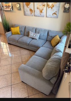 DELIVERY AVAILABLE 🚛! Gorgeous grey sectional couch from COSTCO