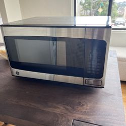 GE Microwave (like new)