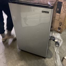 Magic chef black fridge for sale