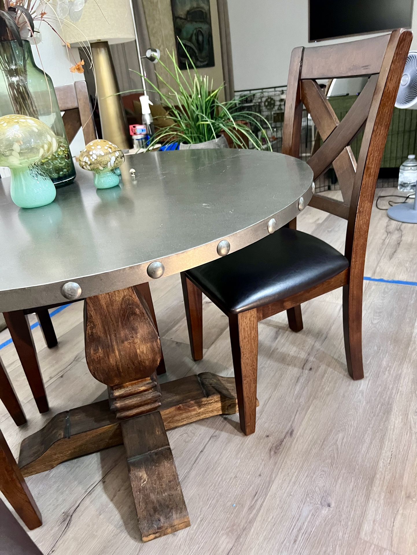 Dining Table with 4 Chairs 42” diameter