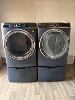 GE washer and dryer laundry set