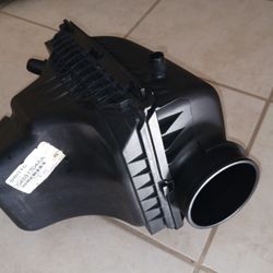Air box cleaner filter intake box , Dodge 2005-2010 , 5.7L  V8 , Genuine ( OEM ) Part.