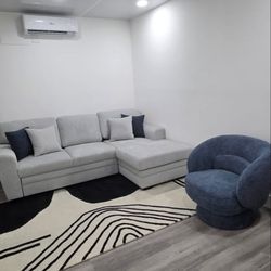 Sofá Cama, Sillón, Alfombra, Y Televisión 