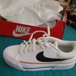 Womens Nike Tennis Shoe