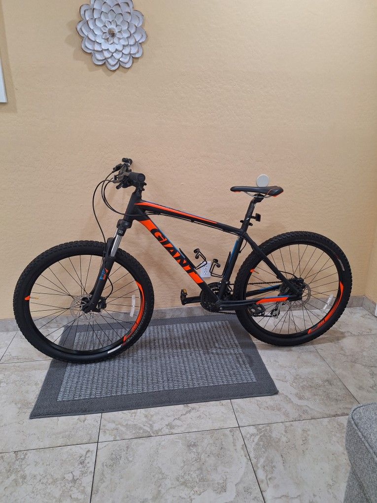 GIANT TALON 3 MOUNTAIN BIKE 27.5 INCH LIKE NEW ( CHECK MY OTHER BIKES)