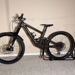 2023 Specialized Enduro Expert Medium — Carbon, Fox Fork, Roval Wheels