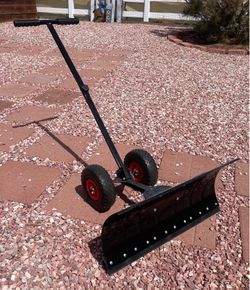 Snow shovel w/ wheels