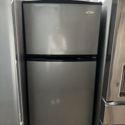 WHIRLPOOL APARTMENT SIZE TOP FREEZER REFRIGERATOR 