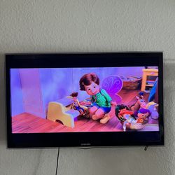 ***** Samsung 40” LCD TV With Roku Stick *****