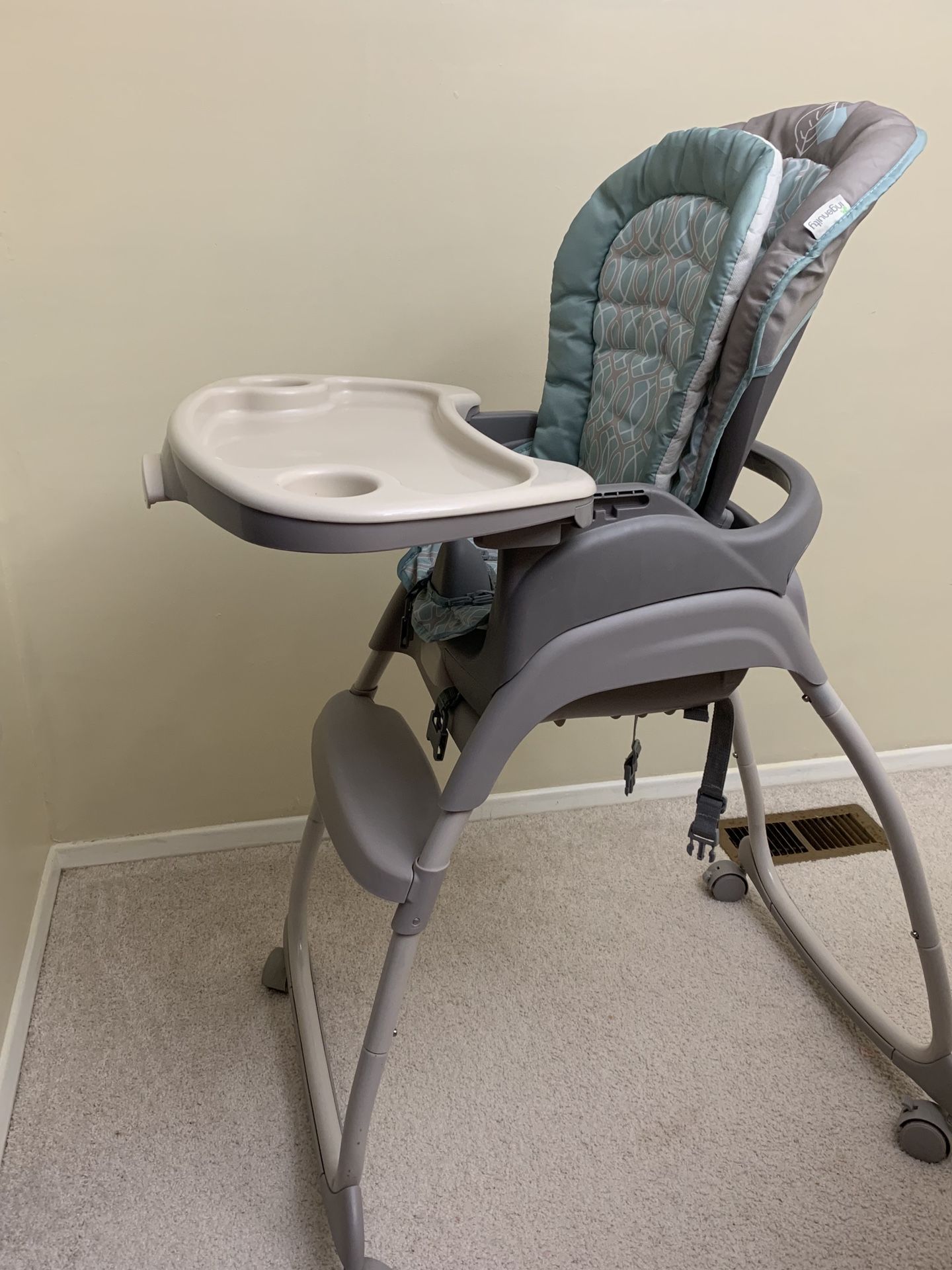 High chair in excellent condition